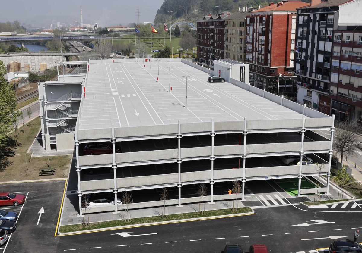 Aparcamiento en altura de La Carmencita, con su última planta prácticamente vacía, en Torrelavega.