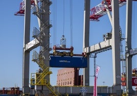 Tráfico de contenedores en el Puerto de Santander, en la terminal operada por Boluda Corporación.