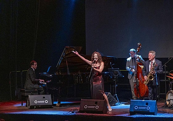 Emma Smith durante su actuación junto a Ray Gelato.