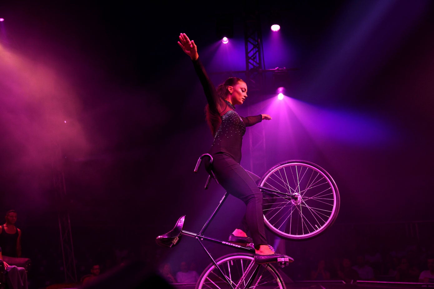 Ceyda, con su número de bici acrobática.