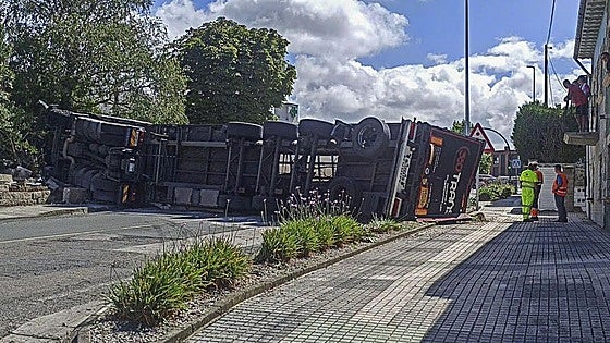 Reabierta la N-611 en Requejada tras casi siete horas cortada por el vuelco de un camión