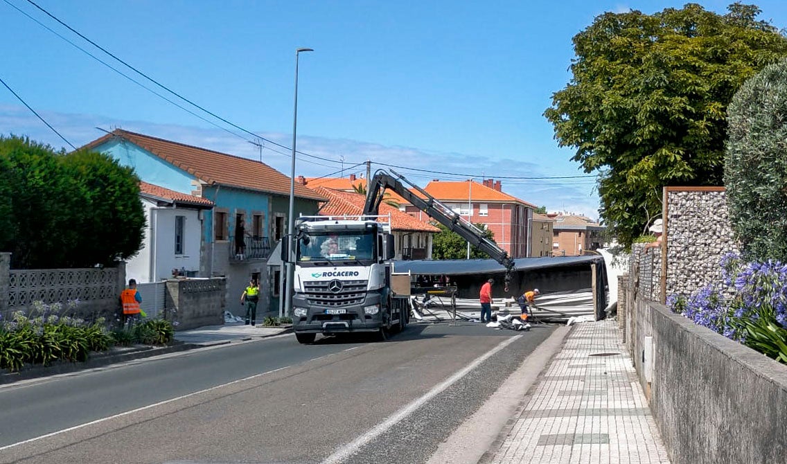 La primera grúa que ha llegado no ha sido suficiente para levantar el camión y se está a la espera de una especial.