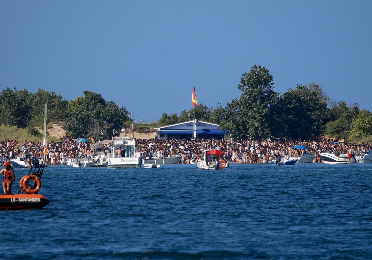 Vista desde el mar de la zona del segundo chiringuito de la playa de El Puntal, invadido por la juventud la tarde del pasado sábado.