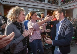 Pedro Casares recibe el saludo de Lola Gorostiaga, en presencia de Eva Díaz Tezanos, cuando presentó su candidatura a presidir el PSOE cántabro.