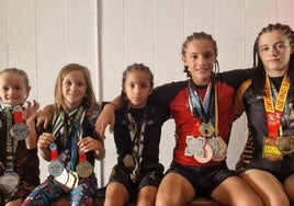 De izquierda a derechaMartín, Pedro, Mario, Marco e Iris García García.