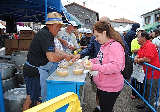 Reparto de marmite por San Esteban, en Argoños.