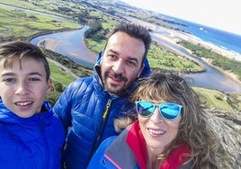 José Luis, con su mujer, Begoña, y uno de sus hijos, Sergio.
