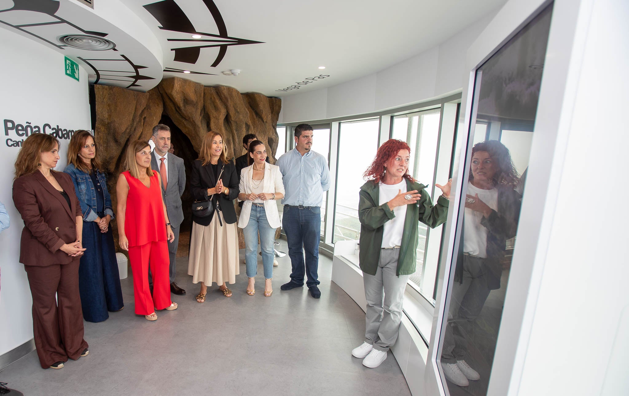 Las autoridades junto a la salida del simulador que permite una visita virtual por tres cuevas con arte rupestre de Cantabria