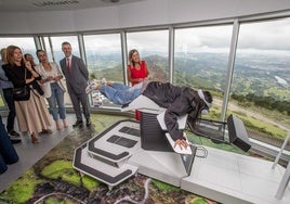 Las autoridades asisten a una demostración en el simulador que permite a los visitantes 'sobrevolar' los cielos de Cantabria.