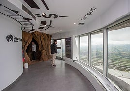 Los primeros visitantes se asoman al balcón de 'El Pirulí'.