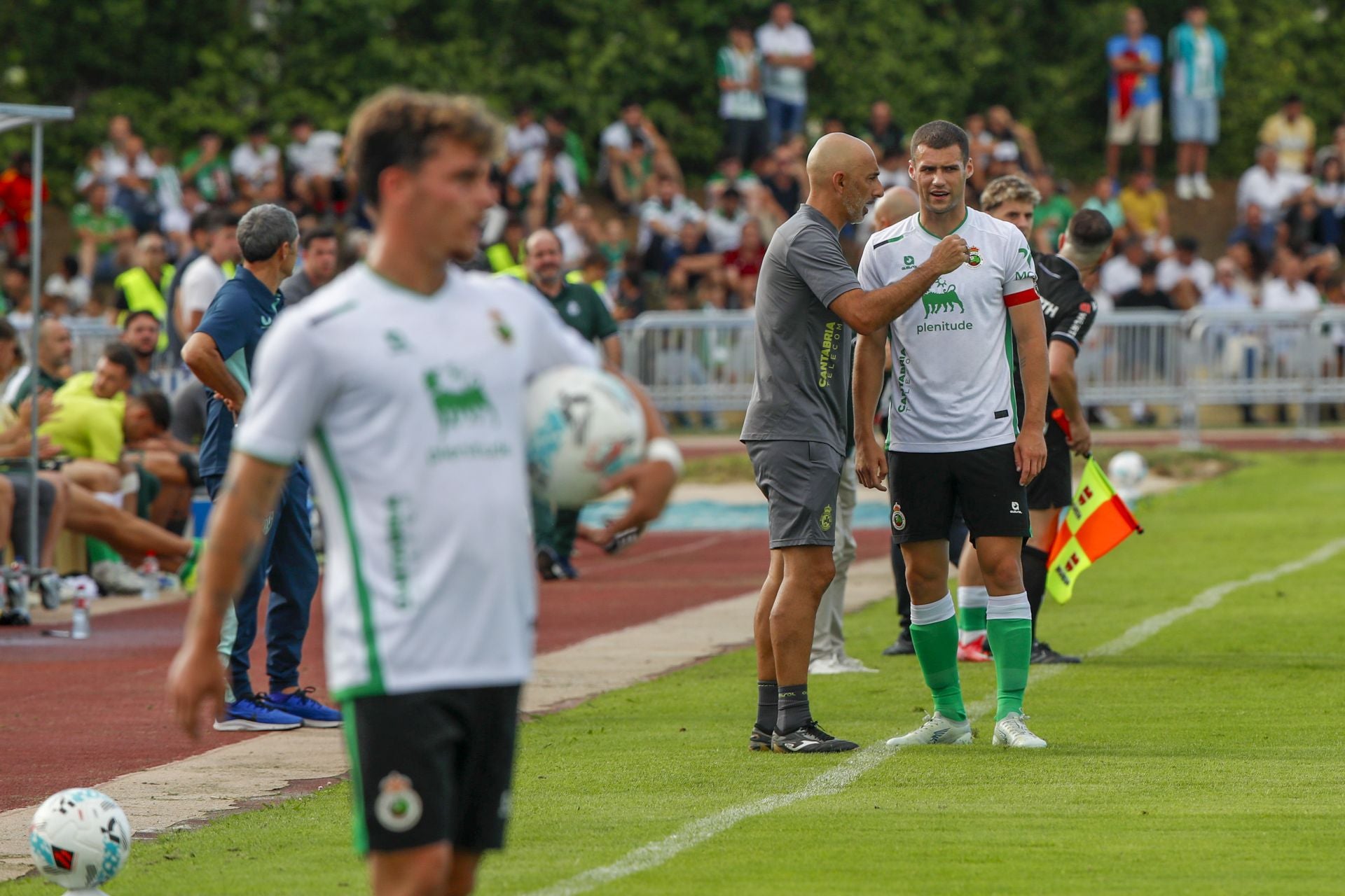 Yeray, en primer plano con el balón en la mano y detrás, Mantilla recibe instrucciones de Dorronsoro.