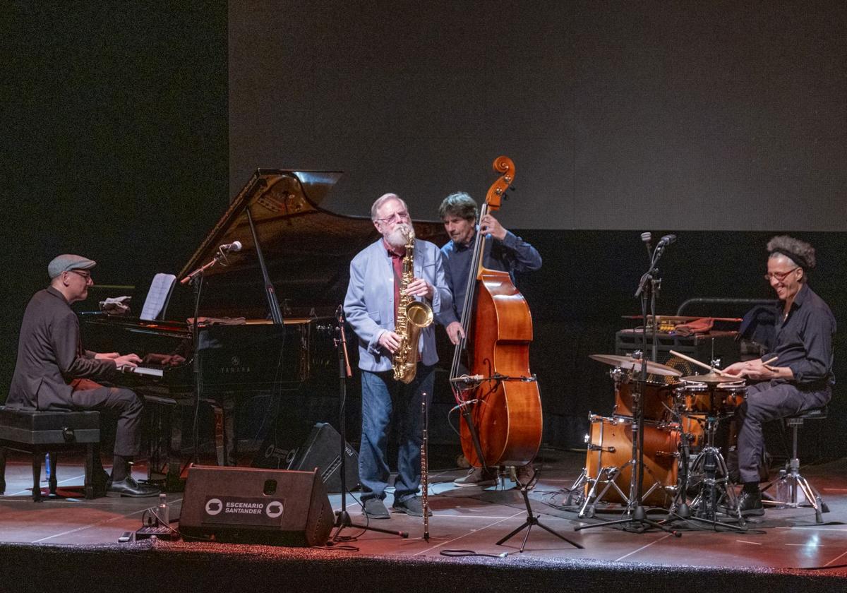 Uno de los momentos del concierto de Tabackin con el saxo.