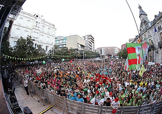 Miles de personas asisten al pregón de las fiestas de Torrelavega, en una imagen de archivo.