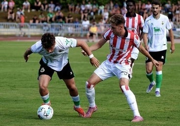 Un lance del juego del partido disputado en los campos de La Maruca en Muriedas.