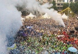 Las peñas, en el día del chupinazo, celebran el inicio de la Semana Grande de Santander.