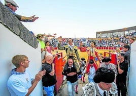Galdós y Roca Rey salen a hombros el pasado año de la plaza de toros de Santoña.