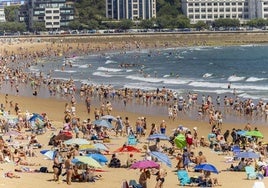 La Playa del Sardinero es uno de los principales atractivos turísticos de Cantabria.