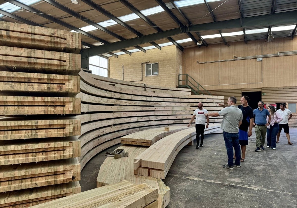 Visita del alcalde y el concejal de deportes para ver las estructuras de la futura bolera El Corro.