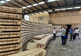 Visita del alcalde y el concejal de deportes para ver las estructuras de la futura bolera El Corro.