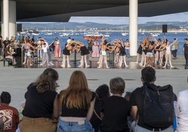 El coreógrafo impartió una clase magistral en el Anfiteatro del Centro Botín, en la que participaron bailarines de todas las edades.