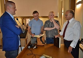 El alcalde y el responsable de Sogema con los dos ponentes del Foro de Estudios Medievales.