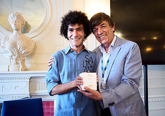 Mario Obrero recibe de manos del rector, Carlos Andradas, el IV Premio Taller Pedro Salinas en las Veladas Poéticas de la UIMP.