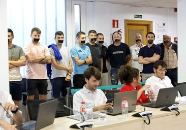 Agentes de la Policía Local amordazados para protestar contra el equipo de gobierno (PRC-PSOE), en Pleno de hace unas semanas.