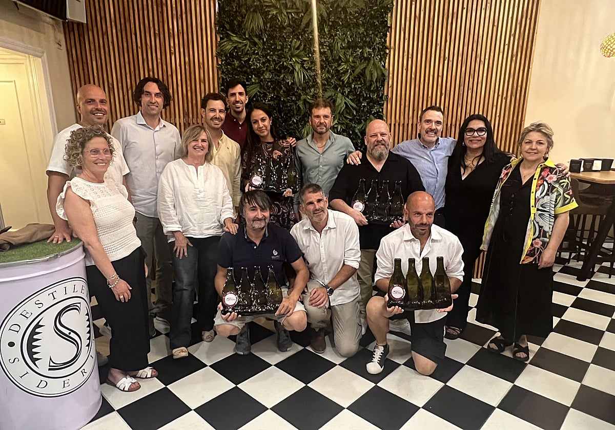 Los premiados, junto a los representantes de Sumilleres de Cantabria y del Ayuntamiento de El Astillero.