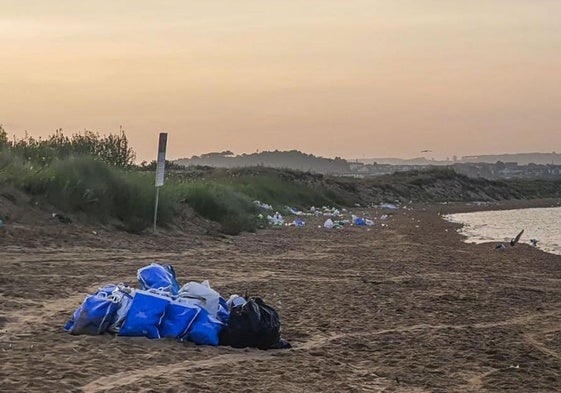 Los restos de basura encontrados en El Puntal tras el botellón.