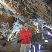 El director de Explotación de la Cueva de El Soplao, Jaime MacLennan, en el interior de la cavidad.