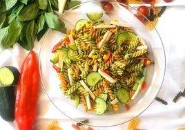 Ensalada de pasta, prearada para meter en un táper.