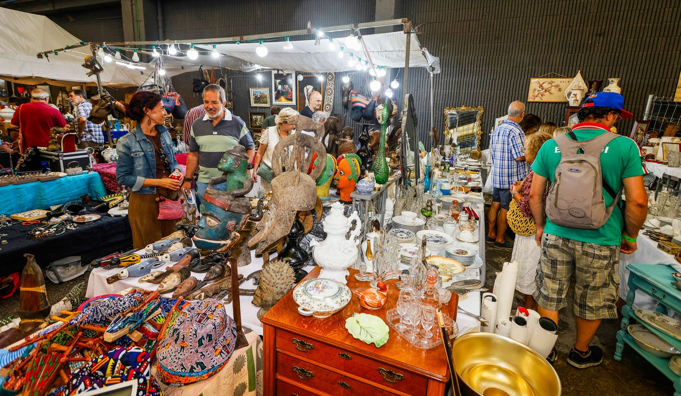 En la feria hay diversidad de antigüedades, desde vasija hasta ropa.