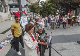 Activistas durante la lectura en la Plaza del Ayuntamiento de Santander