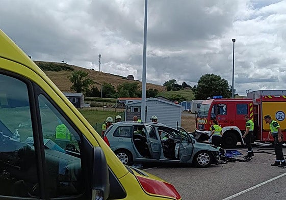 Herida grave una mujer al chocar frontalmente su coche y una furgoneta en Meruelo