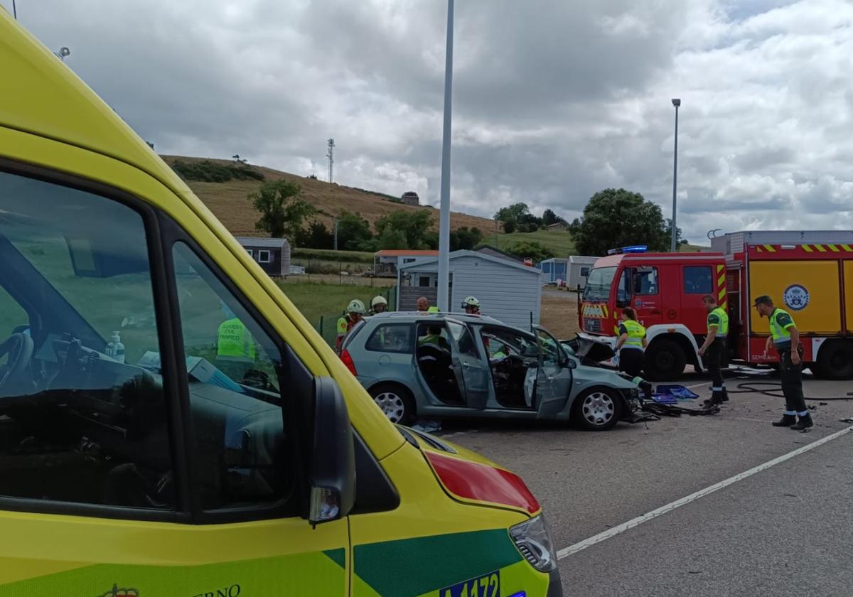 Herida grave una mujer al chocar frontalmente su coche y una furgoneta en Meruelo