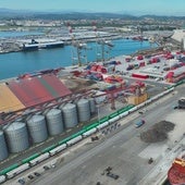 Muelle de Raos 5 junto y, a la derecha, el espacio inoperativo que se alineará para formar el Muelle 6.