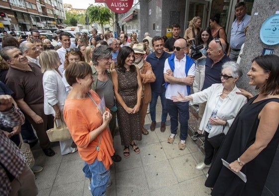 La placa, descubierta este viernes, preside el número 3 de Nicolás Salmerón. La madre de Juanjo Viota, Rosa, y la alcaldesa Gema Igual, tras el acto.