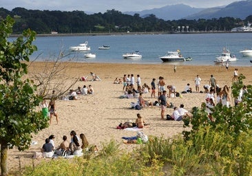Varios grupos de jóvenes, ayer, acudieron a beber a la playa del Puntal de Somo, pero el ambiente fue tranquilo.