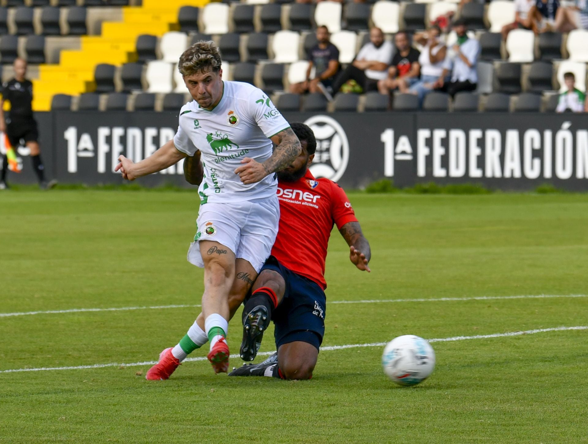 Izan dispara para anotar el único tanto del partido..