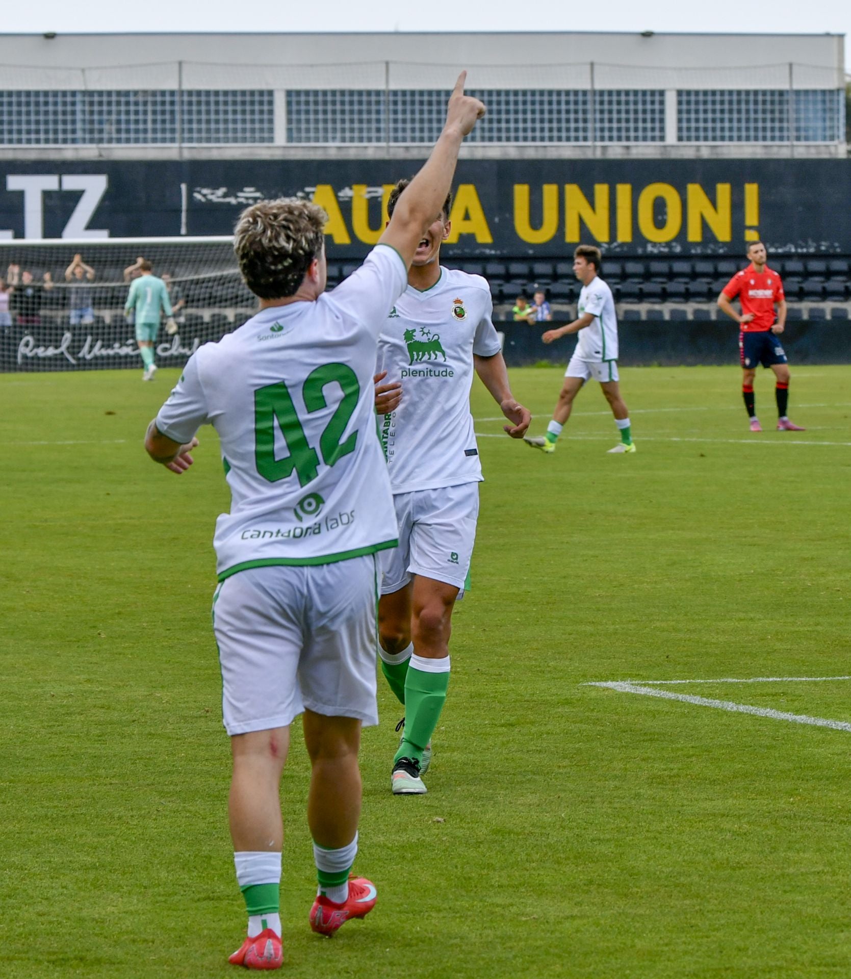 Sergio Martínez corre a celebrar con Izan el tanto verdiblanco.