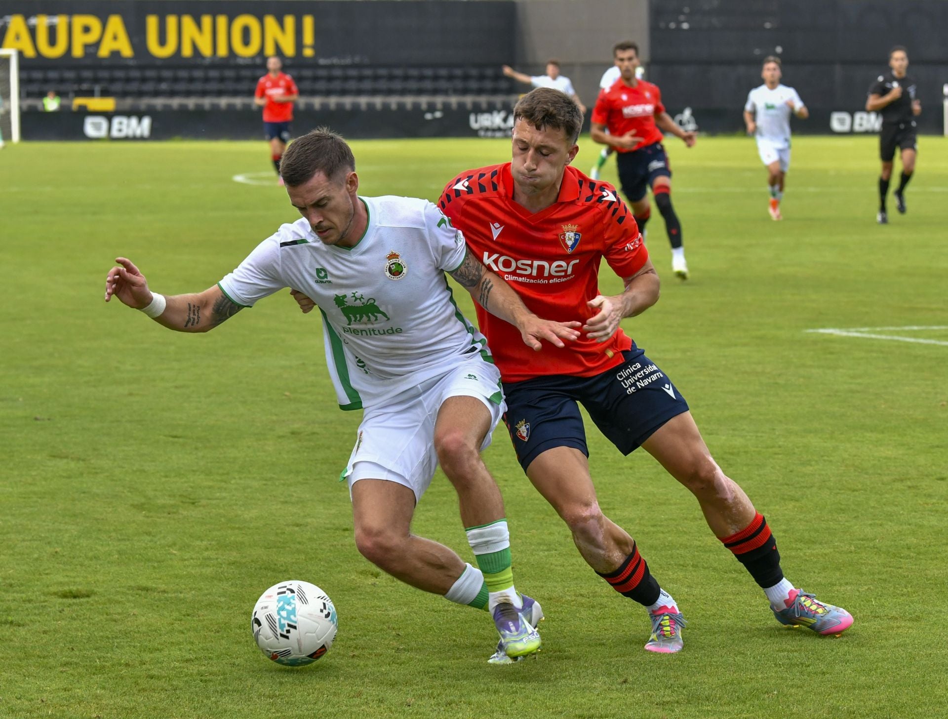 Michelin controla la pelota ante un jugador osasunista.