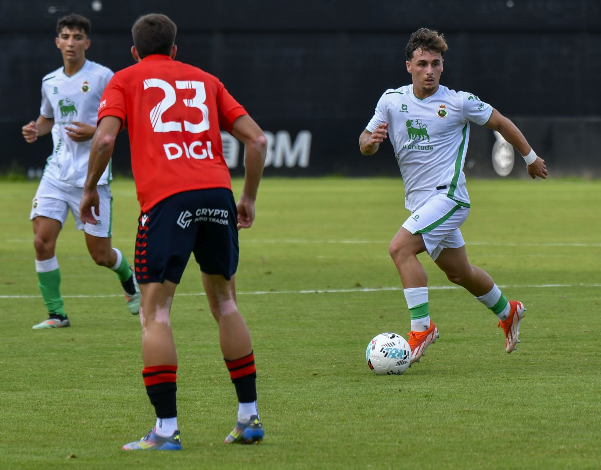 Yeray, con la pelota ante Abel Bretones.