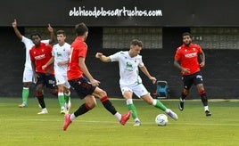 Íñigo Vicente se disponte a realizar un pase en el Stadium Gal