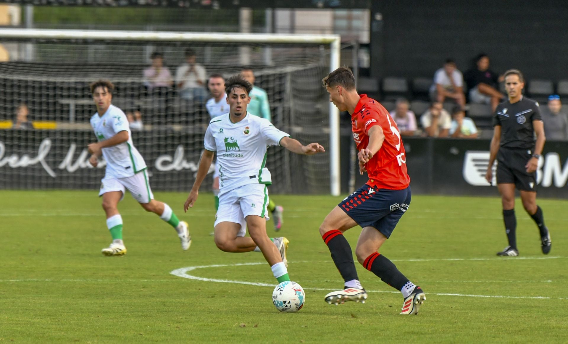 Santi Franco intenta robar la pelota a Jorge Herrando.