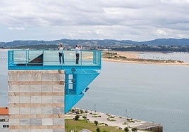 Espectacular imagen de uno de los miradores captada desde el otro, con la bahía de fondo