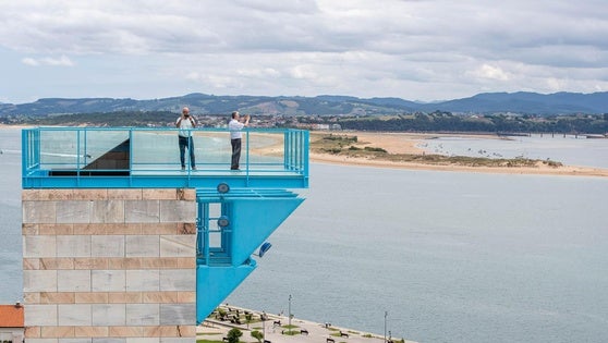 Espectacular imagen de uno de los miradores captada desde el otro, con la bahía de fondo