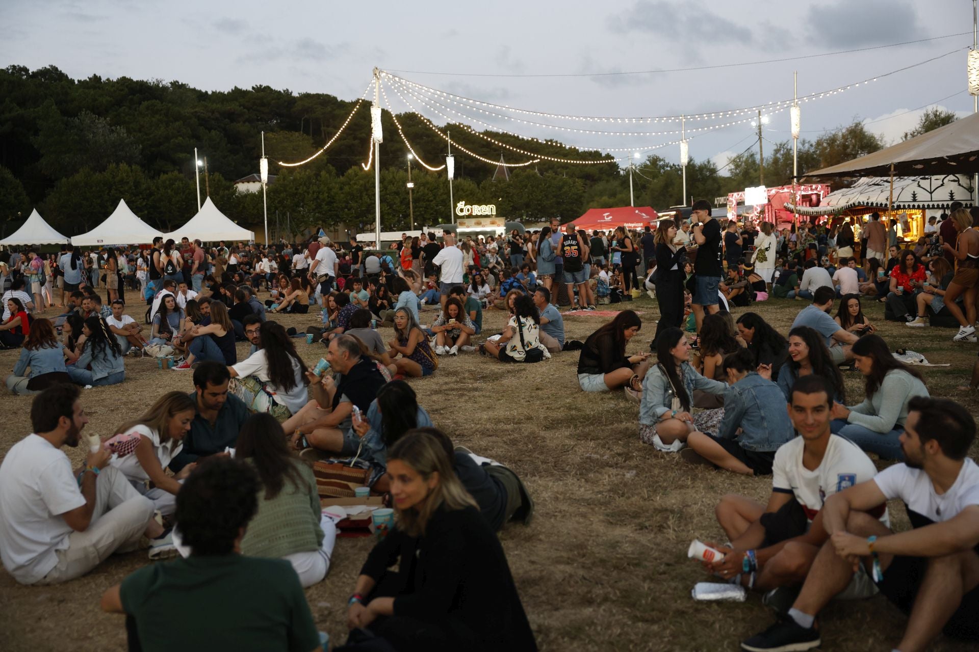 Los asistentes beben y charlan entre concierto y concierto.