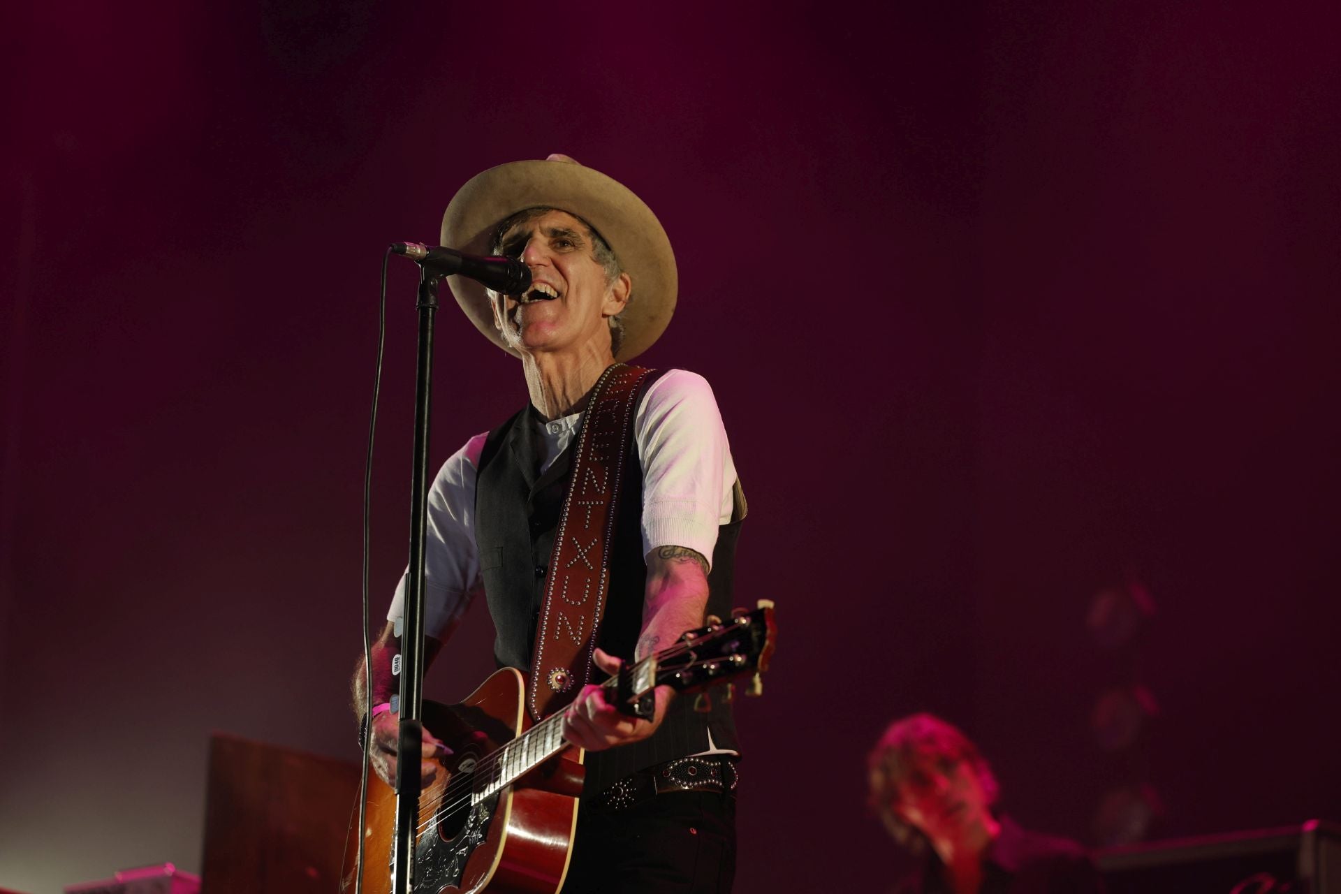 Mikel Erentxu sobre el escenario de La Magdalena.