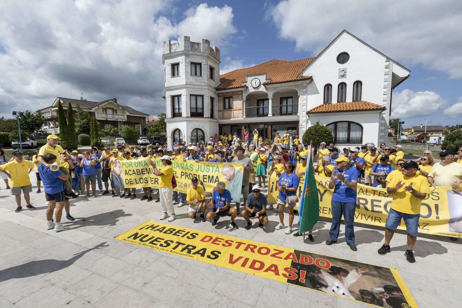 El recorrido terminó en el Ayuntamiento de Argoños, donde se tomó una foto de familia.