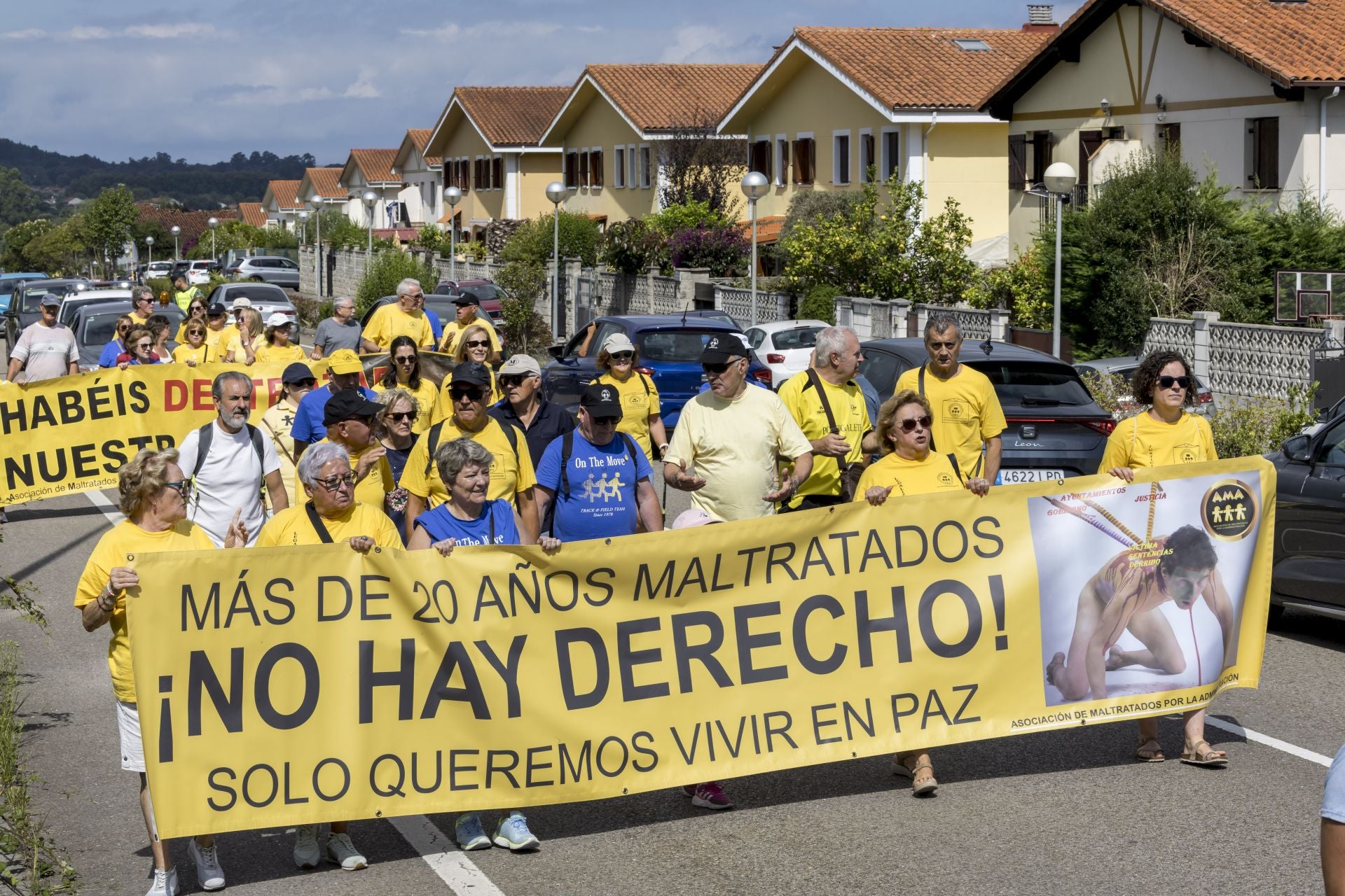 A diferencia de otras ediciones pasadas de la Ruta de los Inocentes, en esta ocasión no hubo representación institucional ni del Gobierno ni de los ayuntamientos afectados, aunque sí hubo presentes miembros de la oposición